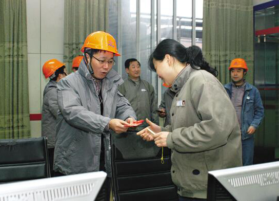 彭傳勇 寧忠培 袁忠新年慰問(wèn)堅(jiān)守一線員工