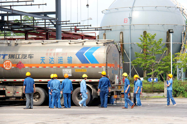 中國(guó)化學(xué)品安全協(xié)會(huì)專家組來(lái)公司開(kāi)展安全診斷檢查