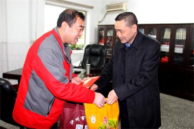 瀘州市委常委、政法委書(shū)記、常務(wù)副市長(zhǎng)封安來(lái)公司慰問(wèn)全國(guó)英模李長(zhǎng)江