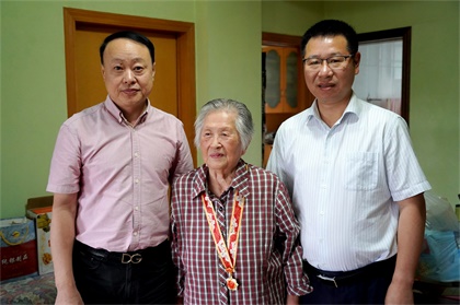 瀘天化江顯茀等離休老干部榮獲“慶祝中華人民共和國成立70周年”紀念章