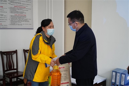 瀘天化集團(tuán)公司黨委書記、董事長譚光軍一行節(jié)前慰問公司員工