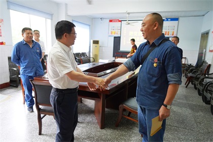 瀘天化股份公司開展“把黨的關(guān)愛送到老兵心中”暖心慰問活動(dòng)