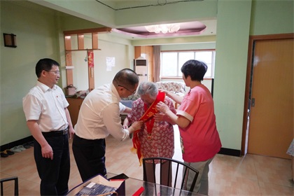 瀘天化股份公司江顯茀、吳永緒兩位老黨員獲“光榮在黨50年”紀(jì)念章