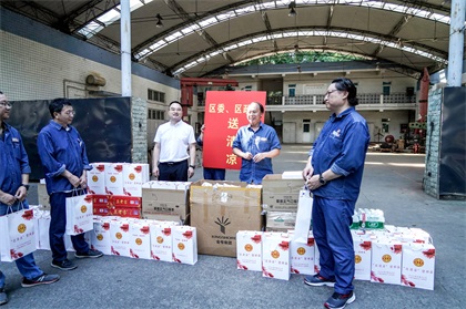 納溪區(qū)委副書記、區(qū)長袁維榮帶隊來瀘天化股份公司開展“送清涼”慰問活動
