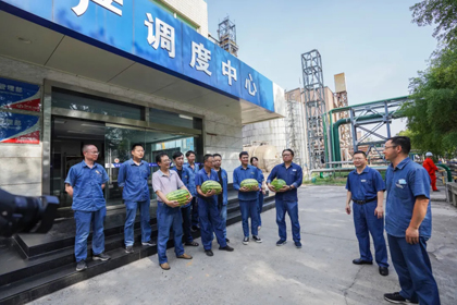 暖心！瀘天化股份公司領(lǐng)導(dǎo)為員工送西瓜解暑