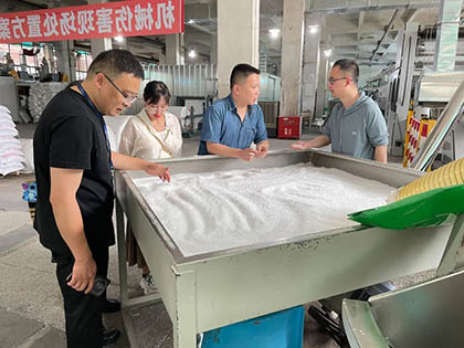 納溪區(qū)衛(wèi)生健康局對弘潤塑料制品分公司開展職業(yè)病防治執(zhí)法檢查