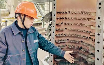 瀘天化股份公司總經(jīng)理傅利才率隊(duì)到硝酸車間大修現(xiàn)場(chǎng)檢查指導(dǎo)工作