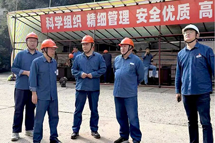 瀘天化股份公司總經(jīng)理傅利才率隊到合成一裝置大修現(xiàn)場檢查指導工作